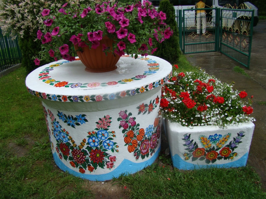 Studnia i koryto wymalowane przez Bernadettę Słotę